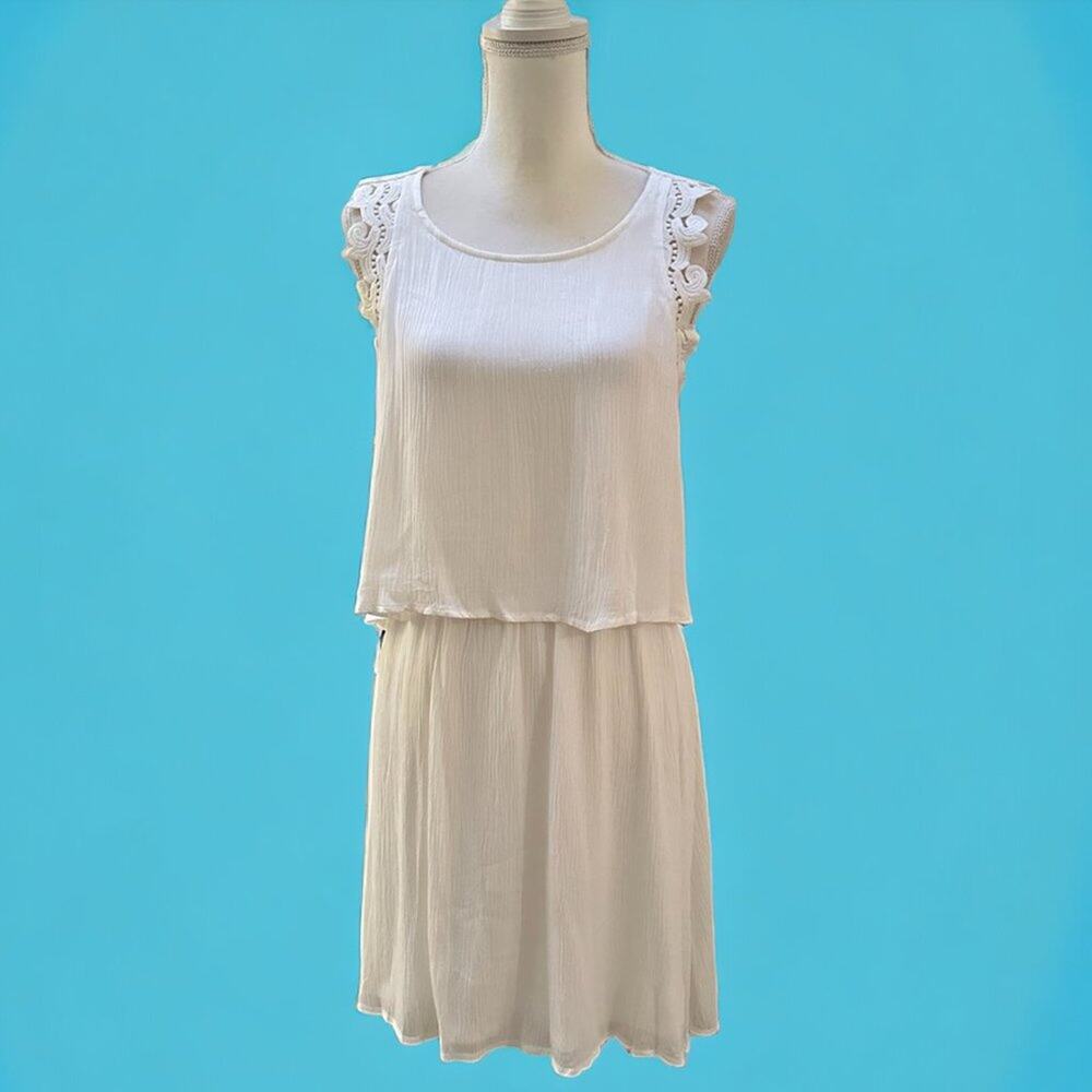 Verty White Crepe Dress with applique straps, backless, fully lined, size Large
